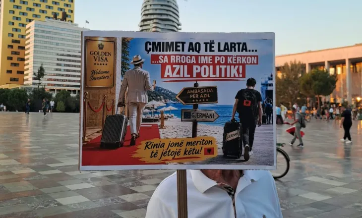 Qytetarët me mesazhe dhe ironi përmes pankartave në protestë: Çmimet aq të larta sa rroga ime po kërkon azil politik!