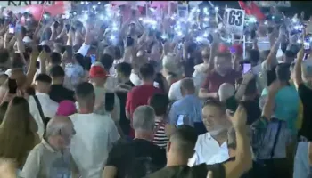 Qytetarët ndezin celularët nga sheshi i protestës kombëtare dhe i këndojnë kryeministrit: Rama jepe dorëheqjen!