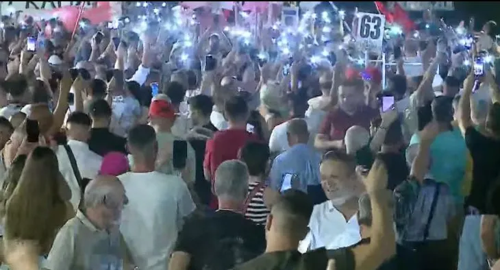 Qytetarët ndezin celularët nga sheshi i protestës kombëtare dhe i këndojnë kryeministrit: Rama jepe dorëheqjen!