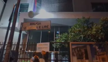 Qytetarët protestojnë para ambasadave të Serbisë dhe Ukrainës: ‘Dardania e lirë’, thirrje për UÇK-në