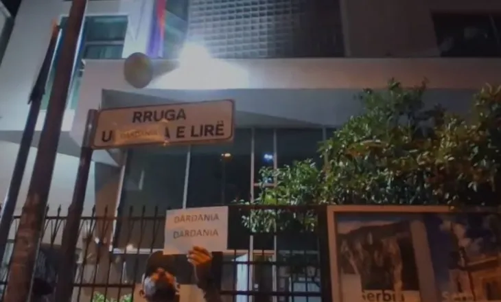 Qytetarët protestojnë para ambasadave të Serbisë dhe Ukrainës: ‘Dardania e lirë’, thirrje për UÇK-në