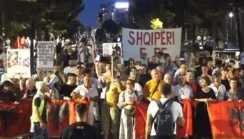 Qytetarët protestojnë për 92 ditë: Rama qimen e ndërron por zakonin s’e harron, jep dorëheqjen!
