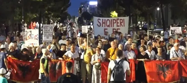 Qytetarët protestojnë për 92 ditë: Rama qimen e ndërron por zakonin s’e harron, jep dorëheqjen!