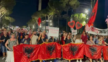 Qytetarët vijojnë protestën në ditën e 93-të: Të shpëtojmë atdheun duke shporrur kryehajdutin Rama