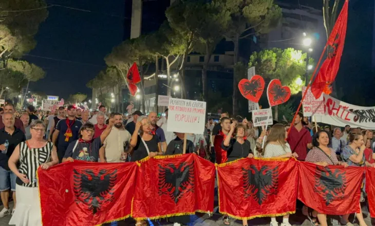 Qytetarët vijojnë protestën në ditën e 93-të: Të shpëtojmë atdheun duke shporrur kryehajdutin Rama
