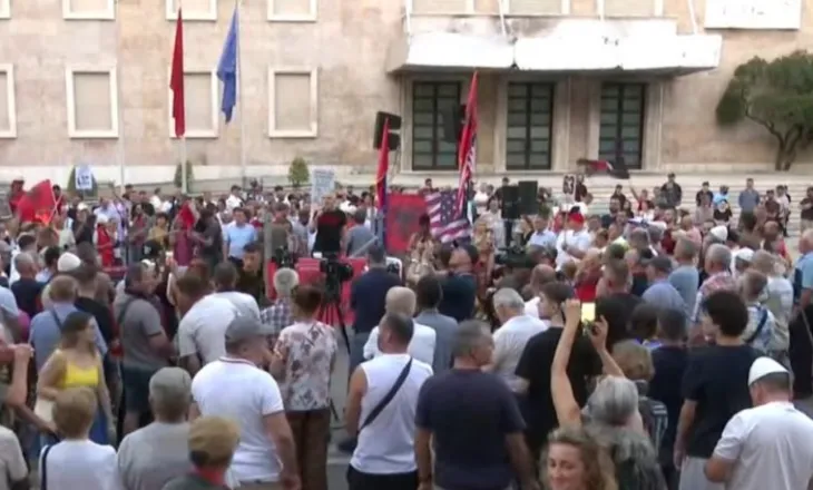 Qytetari: Të mbështesim protestat e banorëve në bashkitë që janë propozuar për t’u shkrirë