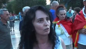 Qytetarja e revoltuar nga sheshi: Kam vite që vuaj nëpër dyert e gjykatave! Ky sistem është i gjithi i korruptuar, më i keq se komunizmi