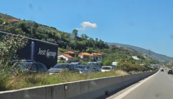 Radhë automjetesh deri në pesë kilometra, trafik i rënduar në aksin Tiranë-Elbasan