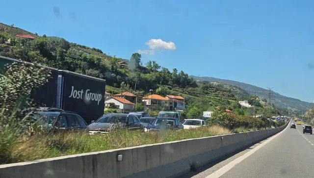 Radhë automjetesh deri në pesë kilometra, trafik i rënduar në aksin Tiranë-Elbasan