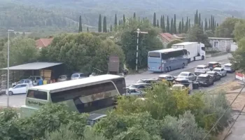 Radhë dhe pritje në pikën kufitare Kroaci – Mali i Zi, banorët hapin dyert e shtëpive për udhëtarët e bllokuar