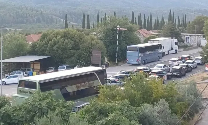 Radhë dhe pritje në pikën kufitare Kroaci – Mali i Zi, banorët hapin dyert e shtëpive për udhëtarët e bllokuar