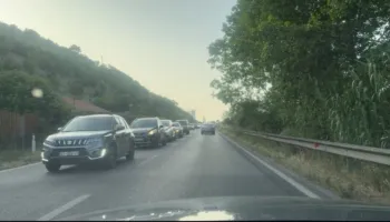 Radhë kilometrike mjetesh në aksin Milot–Balldren/ Piku i sezonit turistik, sjell trafik të rënduar në rrugët e Lezhës