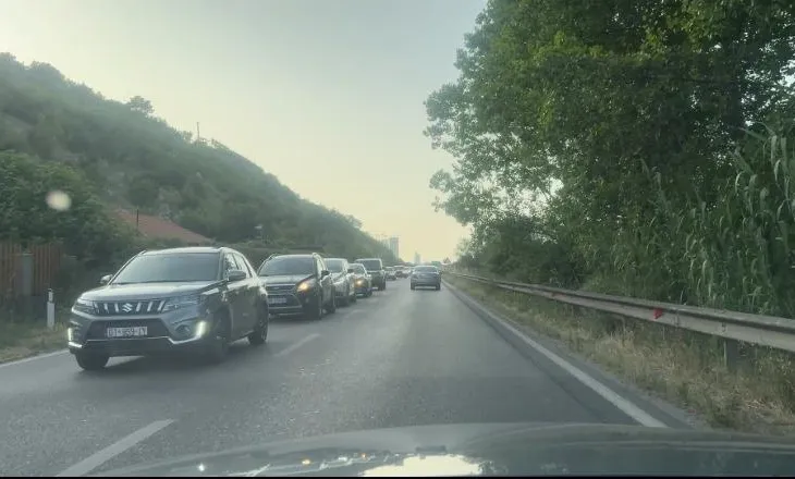 Radhë kilometrike mjetesh në aksin Milot–Balldren/ Piku i sezonit turistik, sjell trafik të rënduar në rrugët e Lezhës