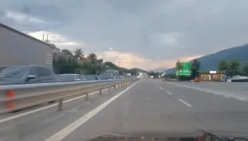 Radhë kilometrike në Pikën Kufitare të Morinit, fluks lëvizjesh për të hyrë në territorin e Kosovës