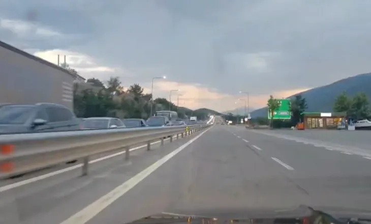 Radhë kilometrike në Pikën Kufitare të Morinit, fluks lëvizjesh për të hyrë në territorin e Kosovës
