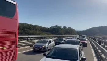 Radhë kilometrike në Rrugën e Kombit, trafiku rëndohet pranë Rrëshenit