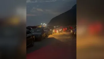 Radhë të gjata automjetesh në zonën e ‘Ranës së Hedhun’, mijëra pushues të bllokuar prej orësh