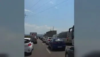 Radhët kilometrike të trafikut në aksin Tiranë–Elbasan, “Google Maps” e heq si opsion kalimi autostradën