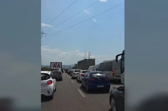 Radhët kilometrike të trafikut në aksin Tiranë–Elbasan, “Google Maps” e heq si opsion kalimi autostradën