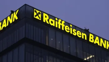 Raiffeisen Bank në alarm: Ngrijnë fondet e Radiant World, tronditet tregu i mineralit të hekurit