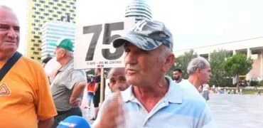 “Rama do të rrëzohet, është i shkatërruar”/I moshuari nga protesta: Intelektualët duhet të flasin këtu, jo në televizor