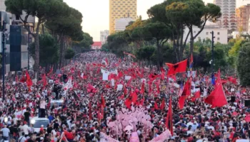 “Rama jep dorëheqjen”/ Revolta masive e qytetarëve në ditën e 72-të, shqiptarët ‘zbarkojnë’ sërish në shesh