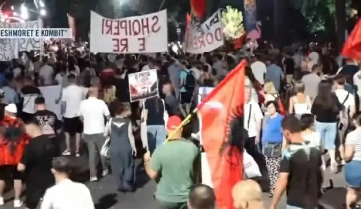 ‘Rama jepe dorëheqjen!’ Marshimi nëpër rrugët e Tiranës, 77 ditë protestë