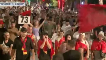 “Rama jepe dorëheqjen”/ Mbyllet dita e 73-të e protestës, qytetarët kthehen para Kryeministrisë: Nesër më shumë