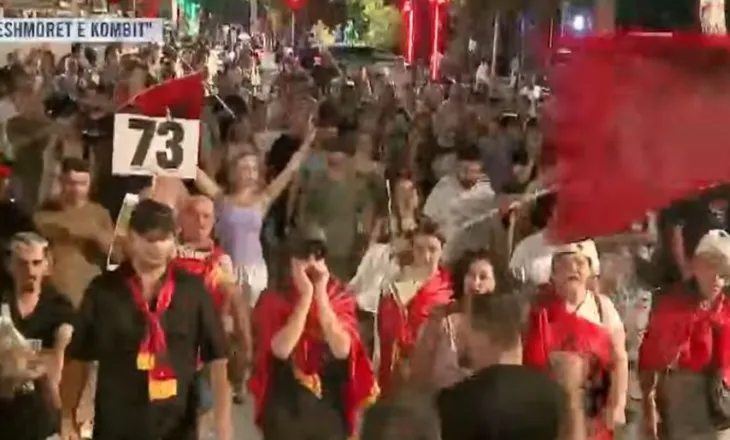“Rama jepe dorëheqjen”/ Mbyllet dita e 73-të e protestës, qytetarët kthehen para Kryeministrisë: Nesër më shumë