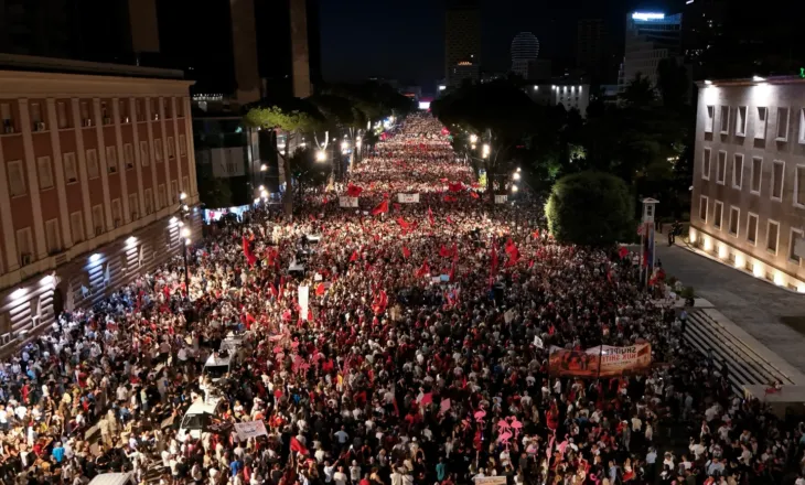 “Rama, jepe dorëheqjen”/ Sot 74 ditë protestë, qytetarët shqiptarë vijojnë rezistencën deri në largimin e qeverisë