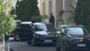 Rama kthehet në zyrë, foto me qytetarët jashtë Kryeministrisë