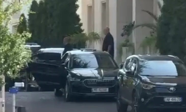 Rama kthehet në zyrë, foto me qytetarët jashtë Kryeministrisë