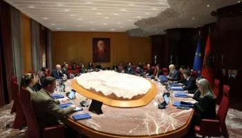 Rama mbledh Qeverinë në Pogradec. Më 7 shtator mbahet Asambleja që mund të ndryshojë kabinetin