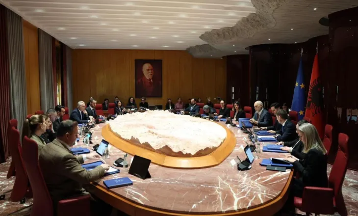 Rama mbledh Qeverinë në Pogradec. Më 7 shtator mbahet Asambleja që mund të ndryshojë kabinetin