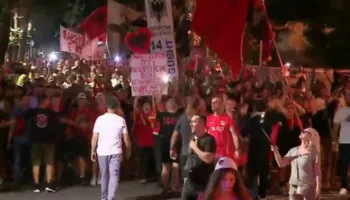 “Rama n’burg, Berisha n’burg”/ Përfundon protesta e 71-të qytetare, protestuesit thirrje: Nesër më shumë