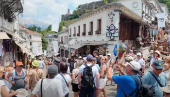 Rama ndan videon nga Gjirokastra: Një nga destinacionet më të vizituara të Shqipërisë