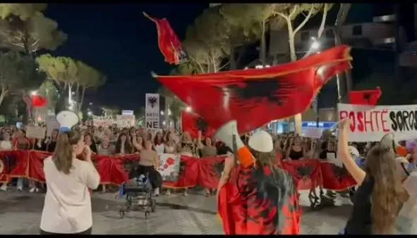 ‘Rama në burg!’ Mbyllet protesta e 85-të kundër qeverisë: Shqiptarët e bashkuar, pushteti i tmerruar!