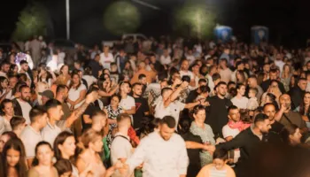Rama publikon pamje nga “Festivali i Yjeve” në Fushë Studën