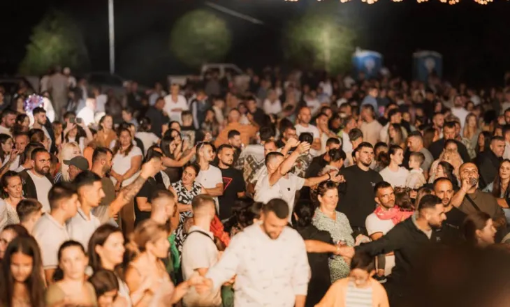 Rama publikon pamje nga “Festivali i Yjeve” në Fushë Studën