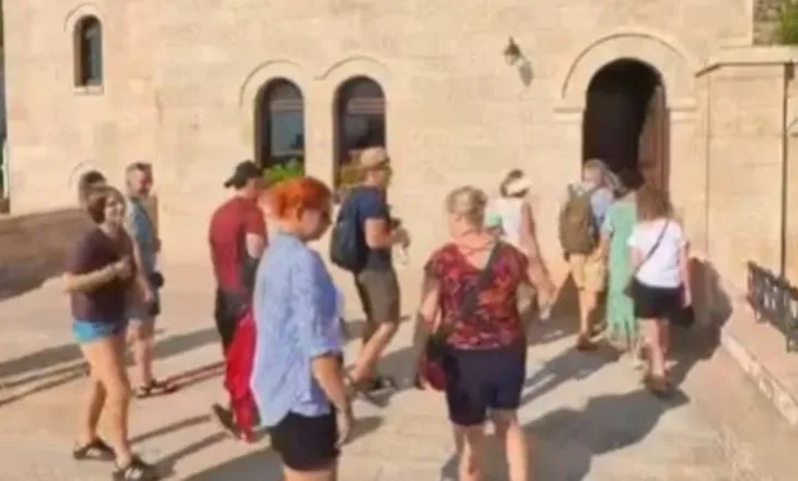 Rama publikon pamje nga Kruja: Atmosferë turistësh në Muzeun “Gjergj Kastrioti Skënderbeu”