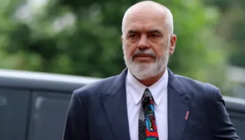 Rama sot takim me ministrat dhe drejtuesit politikë, qytetarët protestë para selisë së PS