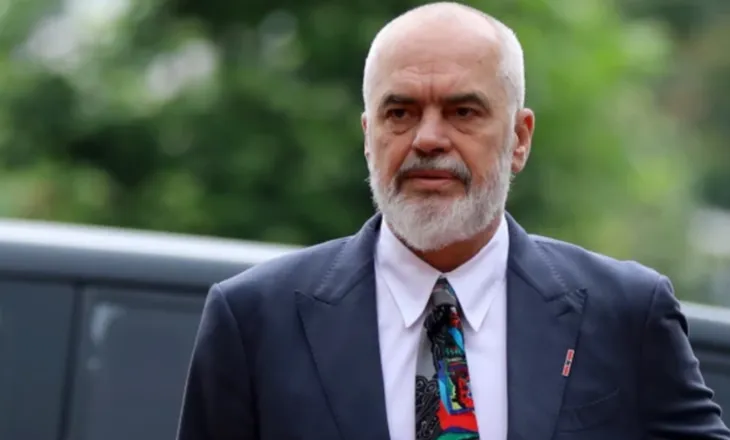 Rama sot takim me ministrat dhe drejtuesit politikë, qytetarët protestë para selisë së PS
