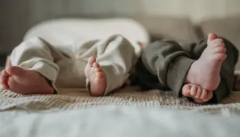 Rast unik! Lindi binjakë me prindër biologjikë të ndryshëm, gjykata merr vendimin e pazakontë