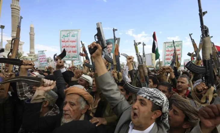 Rebelët Huthi të Jemenit bombardojnë me dronë aeroportin saudit dhe rafinerinë e “Aramco”!