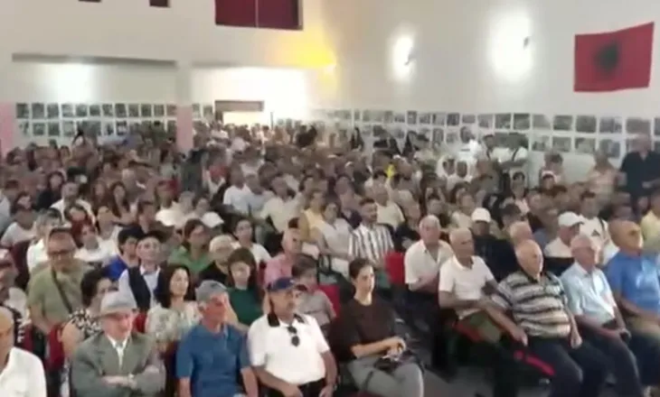 “Reforma na shkatërron”- Banorët e Poliçanit përsëri kundër shkrirjes me Beratin, i përgjigjen Ramës: Nuk bëmë turp me djegien e teserave!