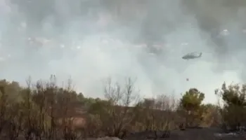 Rëndohet situata me zjarret në Librazhd, flakët i afrohen edhe banesave në Xhyrë, ndërhyhet me helikopter nga ajri