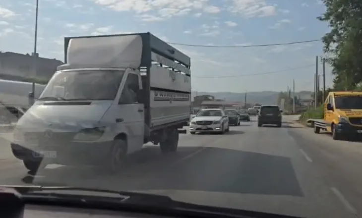 Rëndohet trafiku në aksin Fier–Kthesa e Patosit, krijohen kolona kilometrike