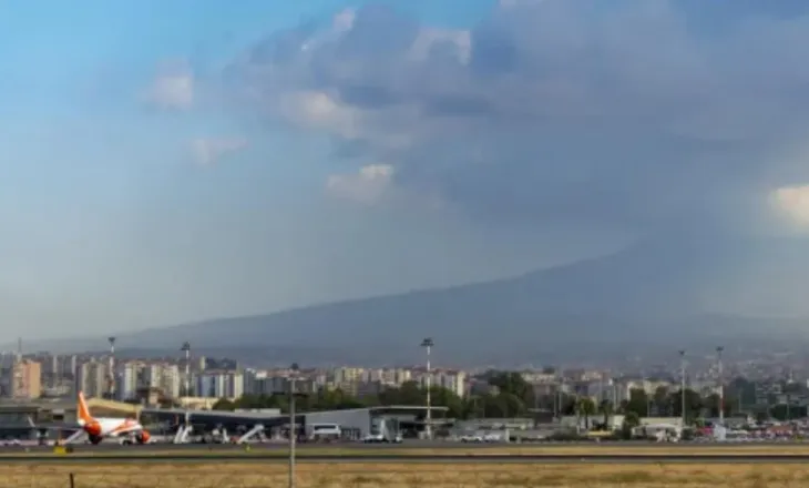 Retë e hirit nga Etna detyrojnë aeroportin e Katanias të pezullojë fluturimet