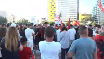 Revolta e 79-të kundër qeverisë, qytetarët mblidhen në sheshin “Skënderbej”, kërkojnë dorëheqjen e panegociueshme të Ramës