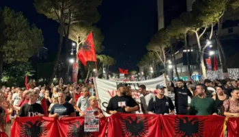 Revolta kundër Ramës në ditën e 78-të/ Diaspora masivisht në shesh, nis marshimi i qytetarëve drejt Kryeministrisë